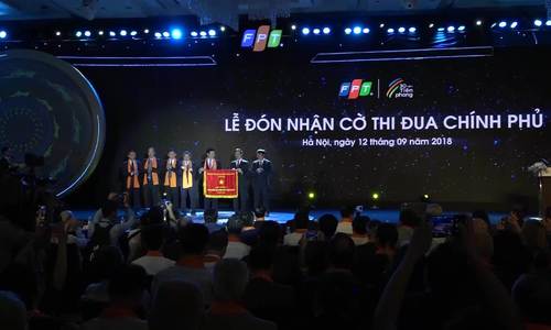 Ông Nguyễn Mạnh Hùng trao cờ thi đua và phát biểu